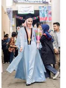 Tak Pakai Kebaya Saat Wisuda, Busana Anisa Rahma Inspiratif